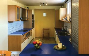 ثلاجة، ميكروويف، فرن، موقد طهي مسطح