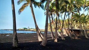 Playa en los alrededores, camastros y toallas de playa
