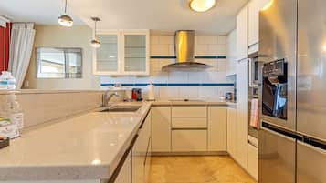 Een koelkast, een magnetron, een oven, een kookplaat