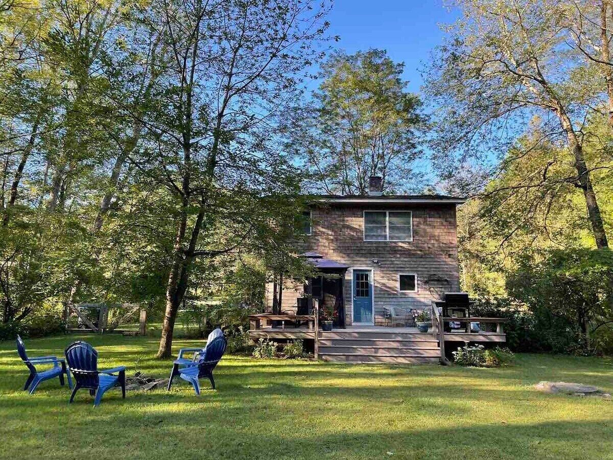 Charming Berkshires Cottage by Evergreen Home