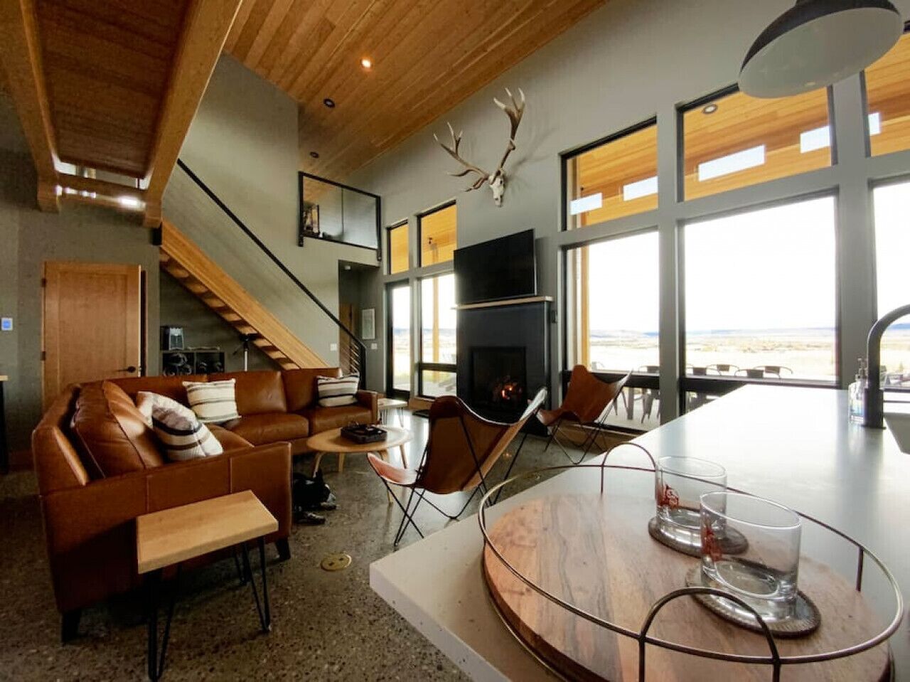 Smart TV, fireplace, stereo