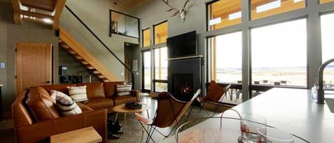 TV connectée, cheminée, chaîne hi-fi