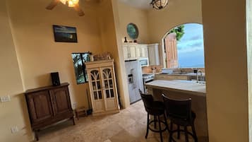 Refrigerador, microondas, horno, placa de cocina