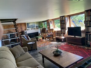 Living area - Wellfleet Harbor Waterfront-Duck Creek Cottage (Wellfleet)