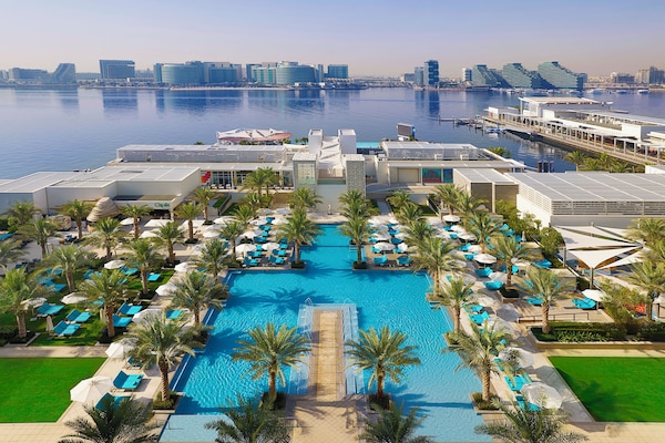 Kolam renang terbuka, kerusi lepak pantai