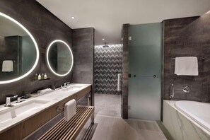 Badewanne und Dusche (separat), Regendusche, Haartrockner, Bademäntel
