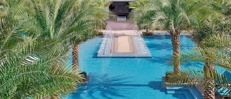 Una piscina al aire libre, tumbonas