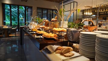 Daily buffet breakfast (CNY 128 per person)