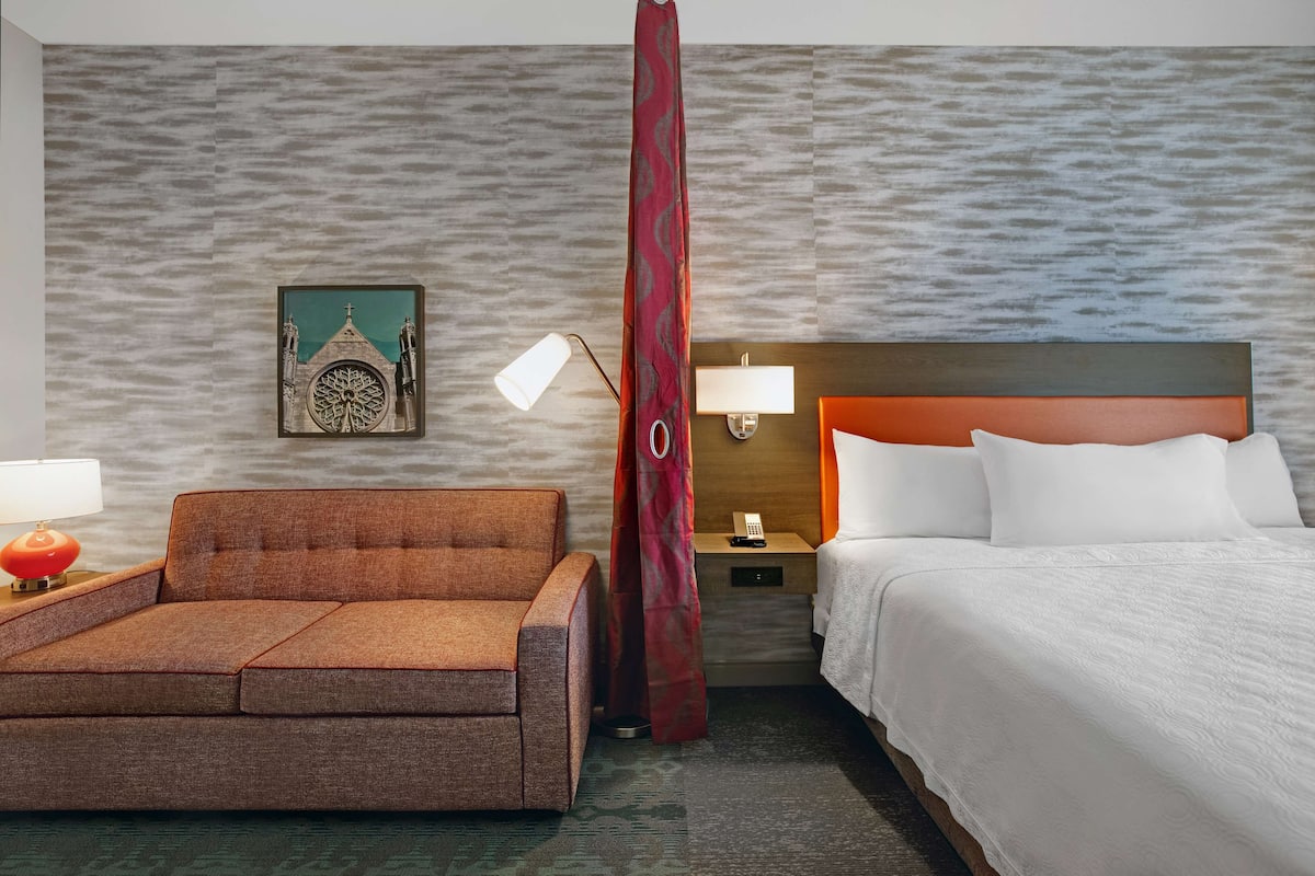 Hypo-allergenic bedding, in-room safe, desk, laptop workspace