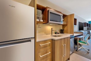2 Queen Studio Suite | Private kitchen | Full-sized fridge, microwave, dishwasher, coffee/tea maker