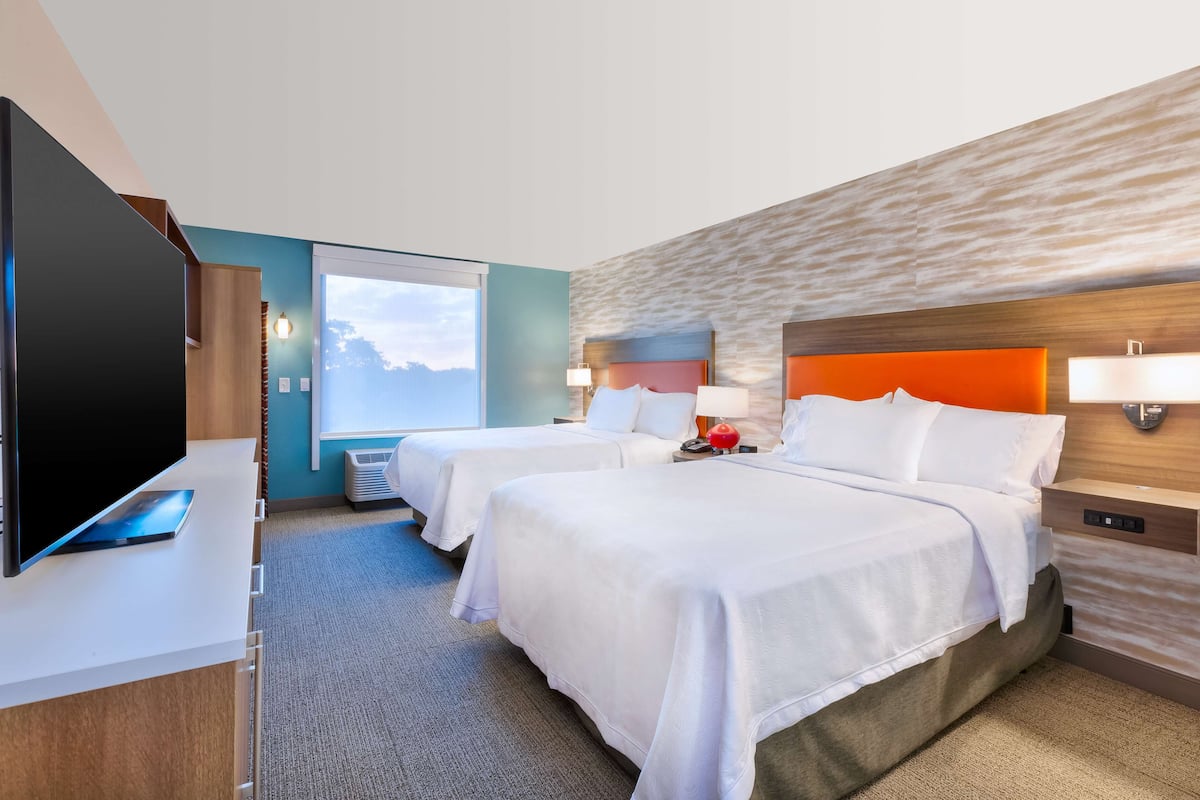 Suite, 2 Queen Beds, Accessible, Bathtub