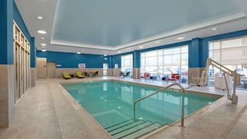 Indendørs pool, åben fra kl. 09.00 til kl. 10.00, liggestole