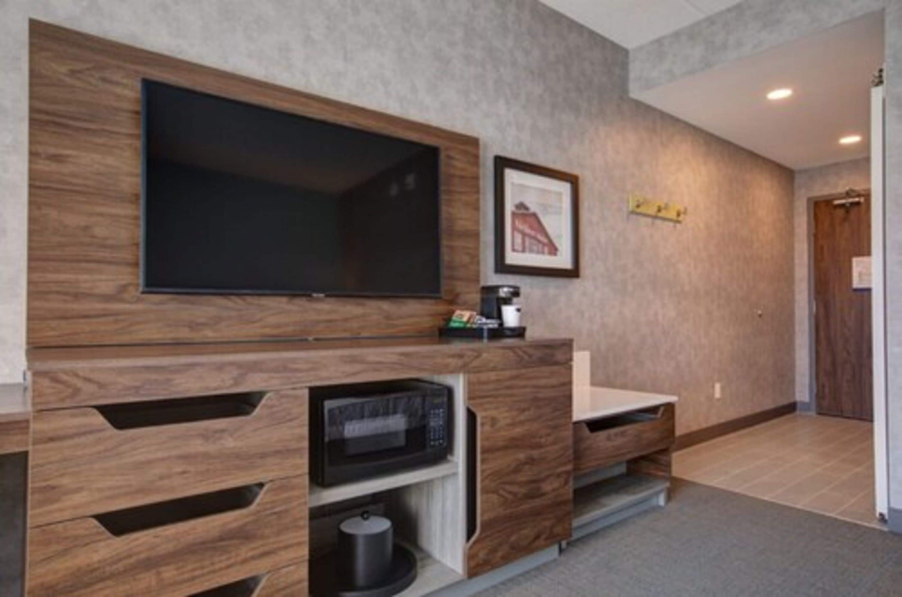 room, 1 king bed, refrigerator & microwave | pillow-top beds, desk, laptop workspace, soundproofing