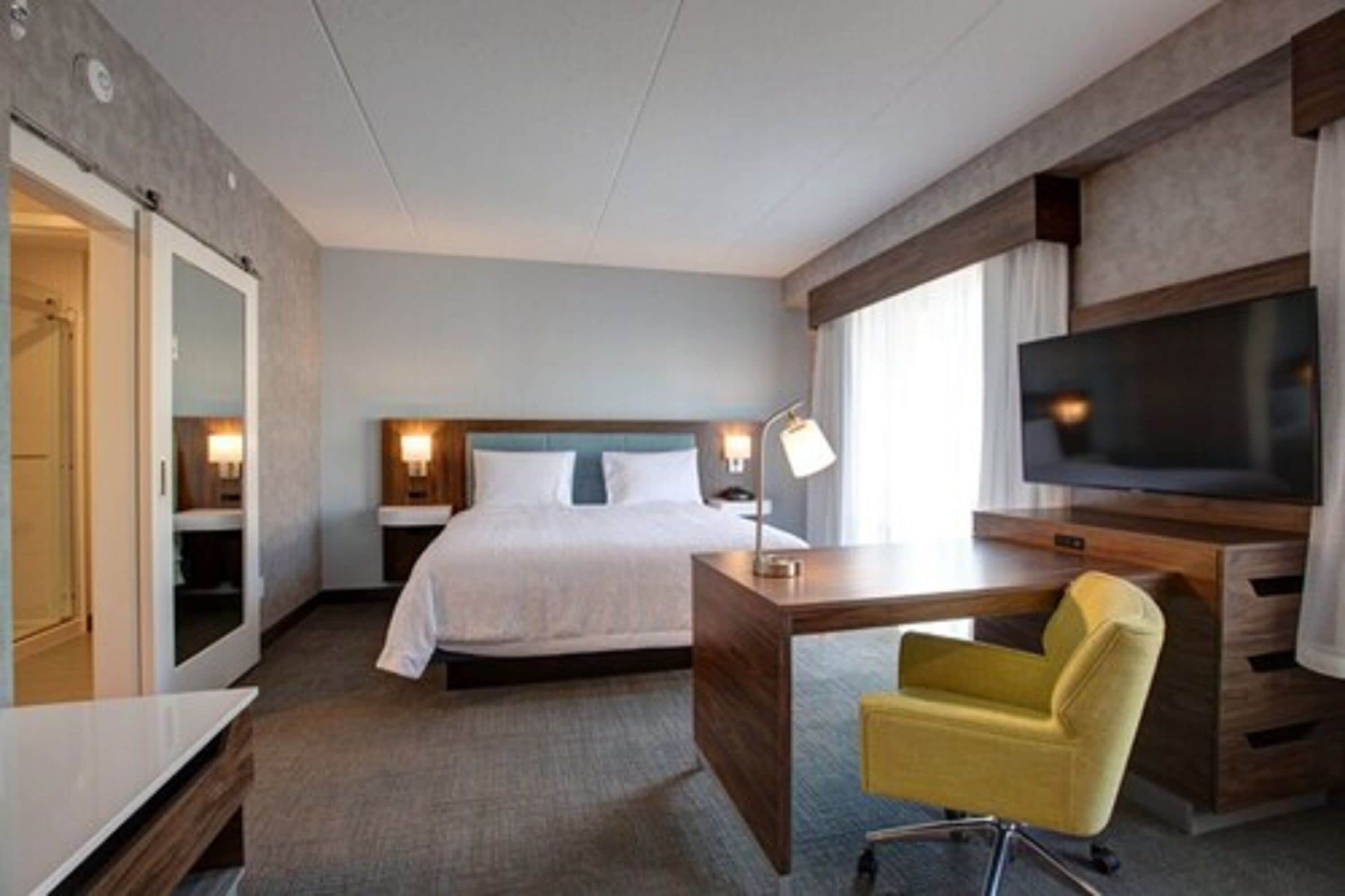 studio, 1 king bed, refrigerator & microwave (wet bar) | pillow-top beds, desk, laptop workspace, soundproofing