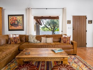 テレビ、暖炉、卓球台