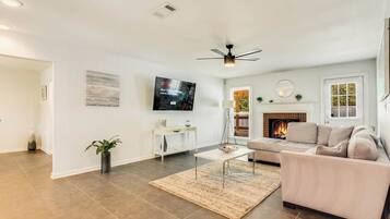 Fernseher, Kamin, Arbeitsbereiche