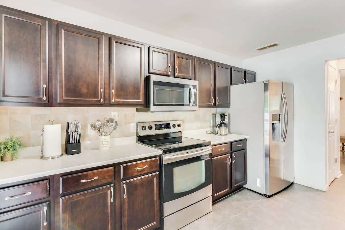 Coffee/tea maker, fridge, microwave, oven