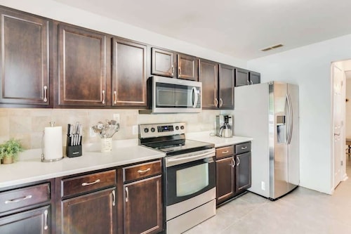 Poolside Conyers retreat, sleeps 8