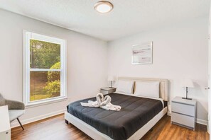 4 bedrooms, iron/ironing board, WiFi, bed sheets