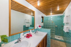 Deluxe Condo | Bathroom | Shower, towels