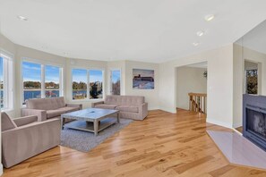 Smart TV, fireplace, stereo