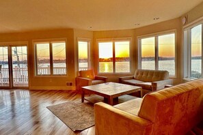 Smart TV, fireplace, stereo