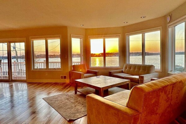 Smart TV, fireplace, stereo