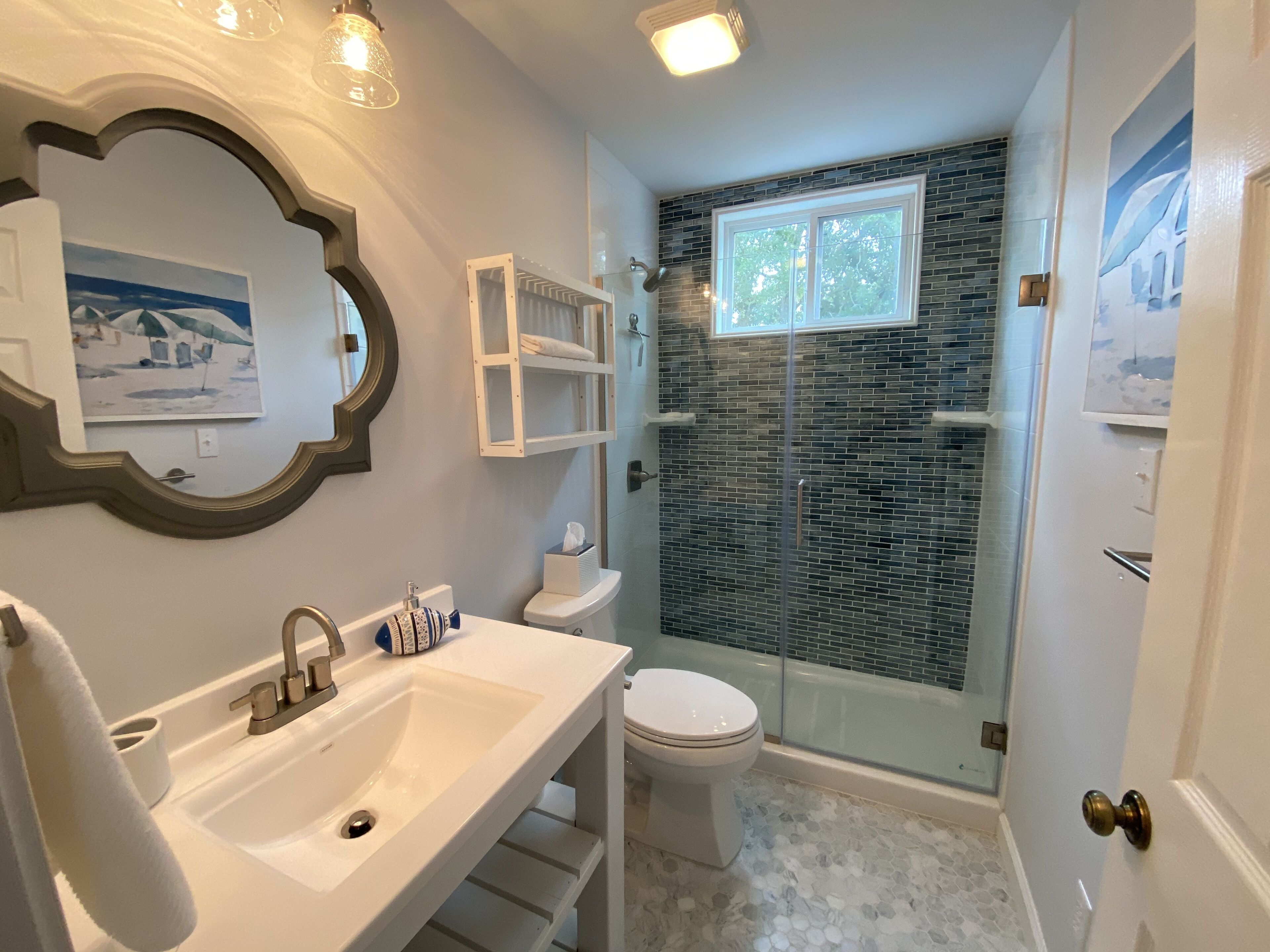 Combined shower/tub, towels, toilet paper