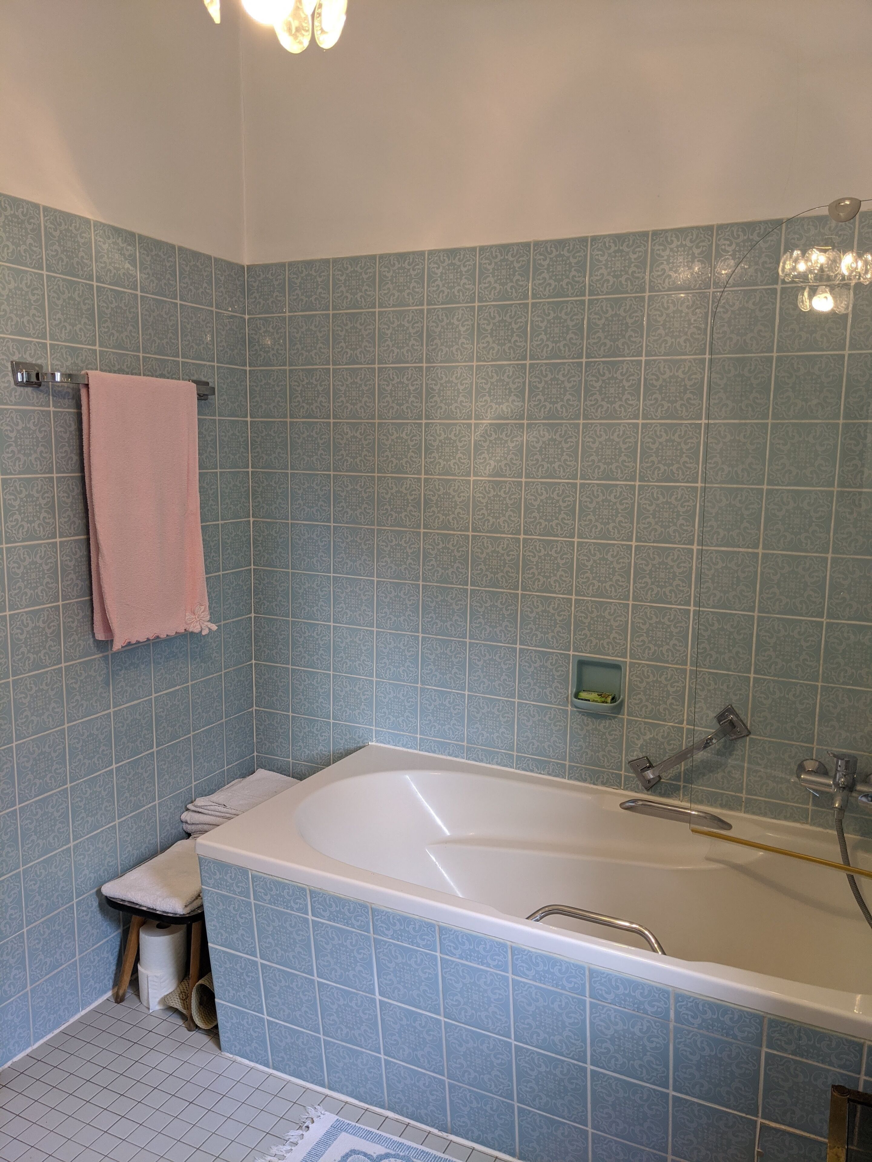 Combined shower/tub, towels, soap, shampoo