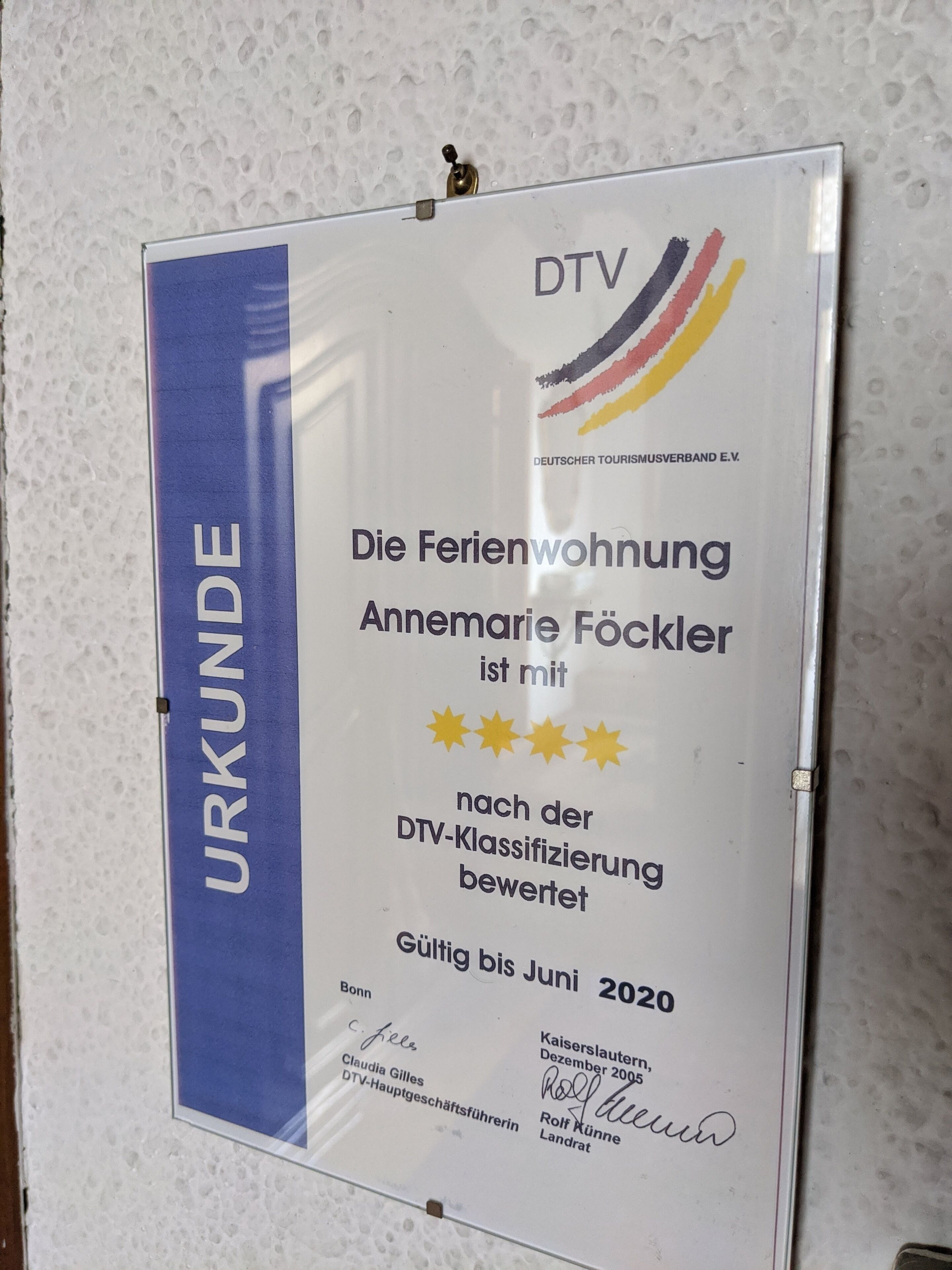 Un certificado enmarcado para una habitación de hotel.