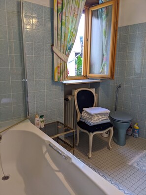 Combined shower/tub, towels, soap, shampoo - Comfortable apartment, 2 rooms-kitchen-bathroom and balcony (110m²), city center (Landstuhl)