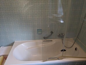 Combined shower/tub, towels, soap, shampoo - Comfortable apartment, 2 rooms-kitchen-bathroom and balcony (110m²), city center (Landstuhl)