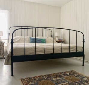 4 slaapkamers, een strijkplank/strijkijzer, reisbedje, gratis wifi