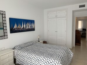 2 slaapkamers, een strijkplank/strijkijzer, wifi (toeslag), beddengoed