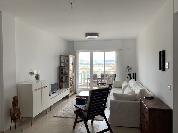 Smart TV, books, stereo - Nice and cozy apartment, private parking and sea views in Cabo de Palos. (Cabo de Palos)
