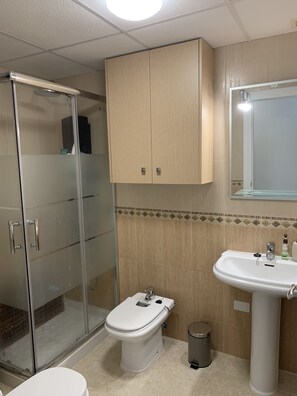 Douche, sèche-cheveux, bidet, serviettes fournies