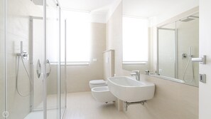 Een douche, een haardroger, een bidet, handdoeken