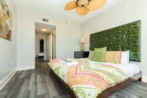 3 bedrooms, desk, WiFi, bed sheets - Wake to the Waves, Luxurious Condo Overlooking Gulf (Galveston)