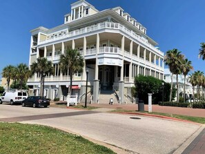 Exterior - Wake to the Waves, Luxurious Condo Overlooking Gulf (Galveston)