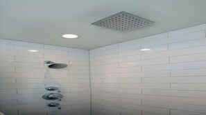 Douche, sĂšche-cheveux, serviettes fournies