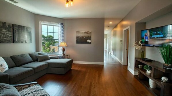 Smart TV, foosball, stereo - New home w/view & party deck - 2nd Floor (Chicago)