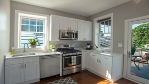 Réfrigérateur, four à micro-ondes, un four, surface de cuisson