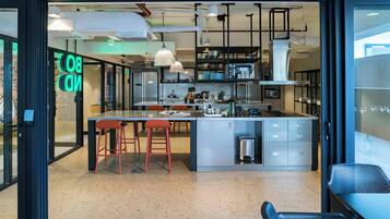 週末供應自助早餐 (每人 PHP350)