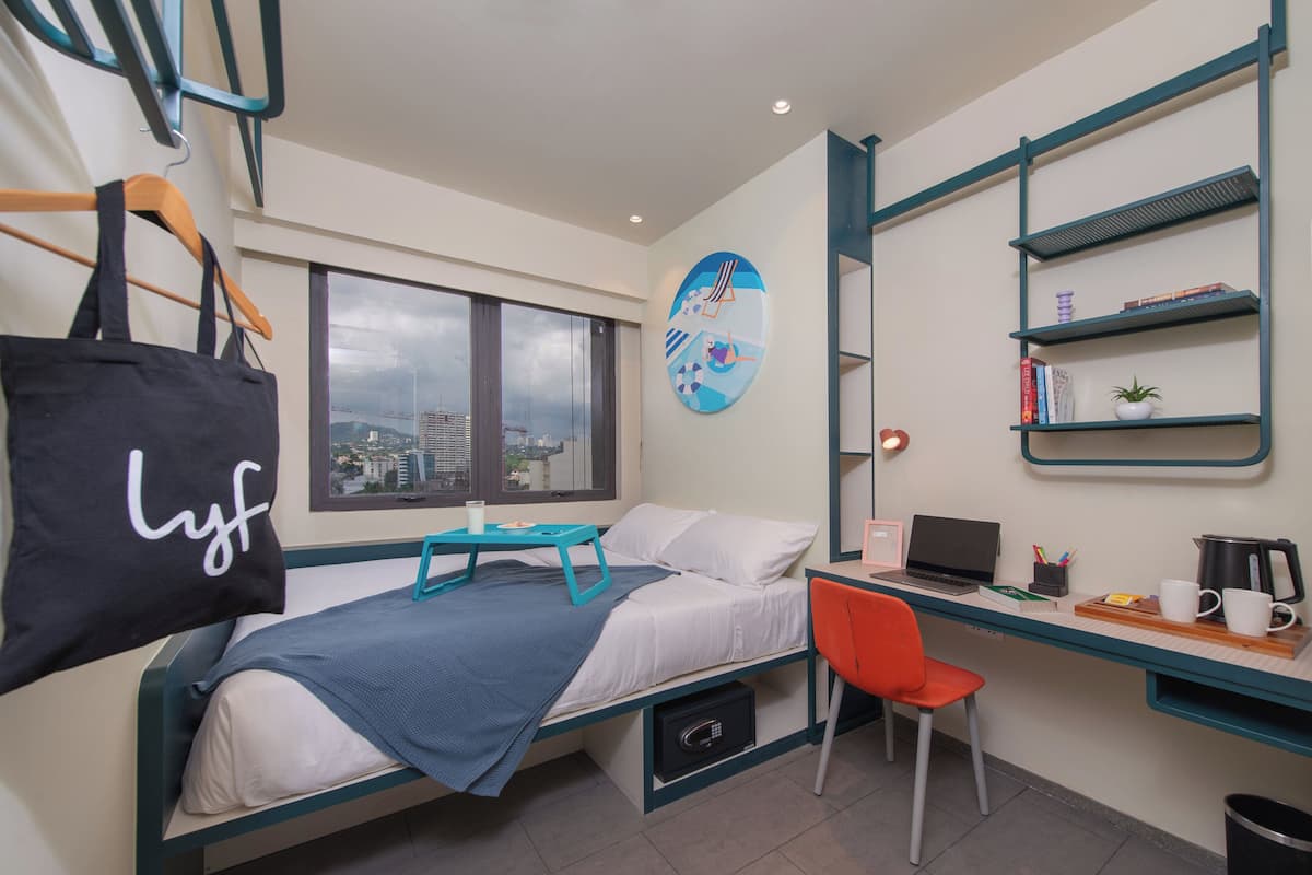 4 Schlafzimmer, Zimmersafe, individuell dekoriert, Schreibtisch
