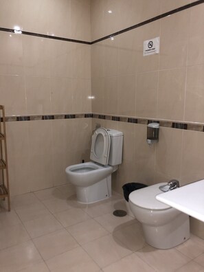 Economy-Vierbettzimmer, Gemeinschaftsbad | Badezimmer | Dusche, Handtücher
