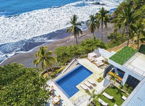 2 piscinas externas, funciona das 10h às 20h, guarda-sóis