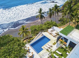 2 piscinas al aire libre, sombrillas, sillones reclinables de piscina