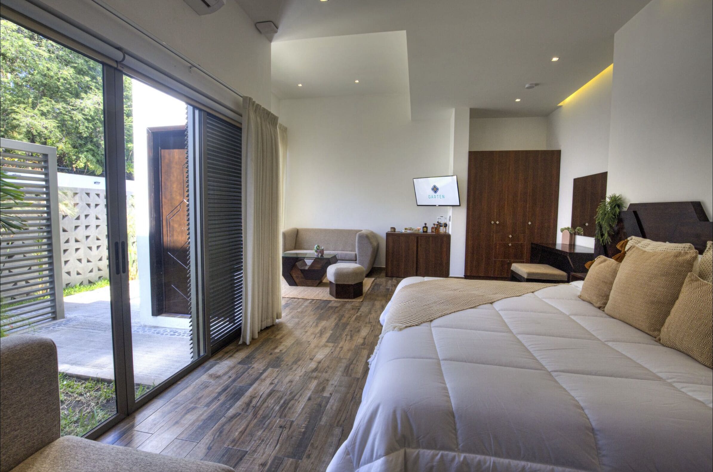 deluxe king suite | frette italian sheets, premium bedding, pillow-top beds, minibar