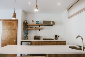 Deluxe Apartment | Cocina privada | Cafetera y tetera y tetera eléctrica 
