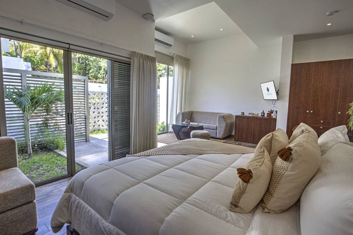 Deluxe King Suite | Frette Italian sheets, premium bedding, pillowtop beds, minibar